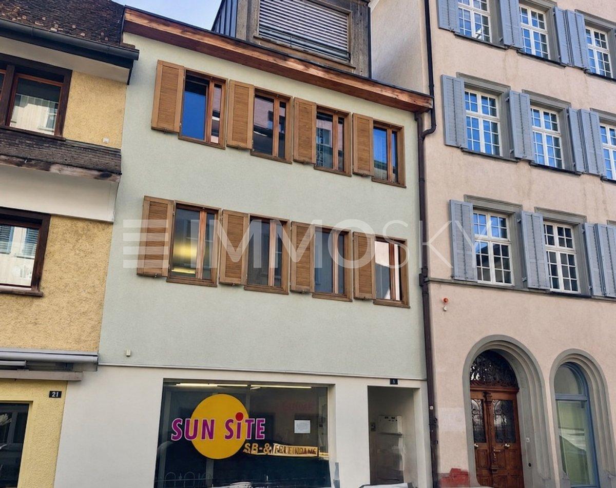 Zwei Wohnungen sowie ein Ladenlokal - alles vermietet - Sarniertes Altstadthaus der Extraklasse