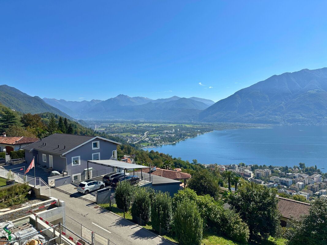Moderno ed esclusivo attico di 4.5 locali con spettacolare vista lago, giardino e piscina privata -  Bild 6