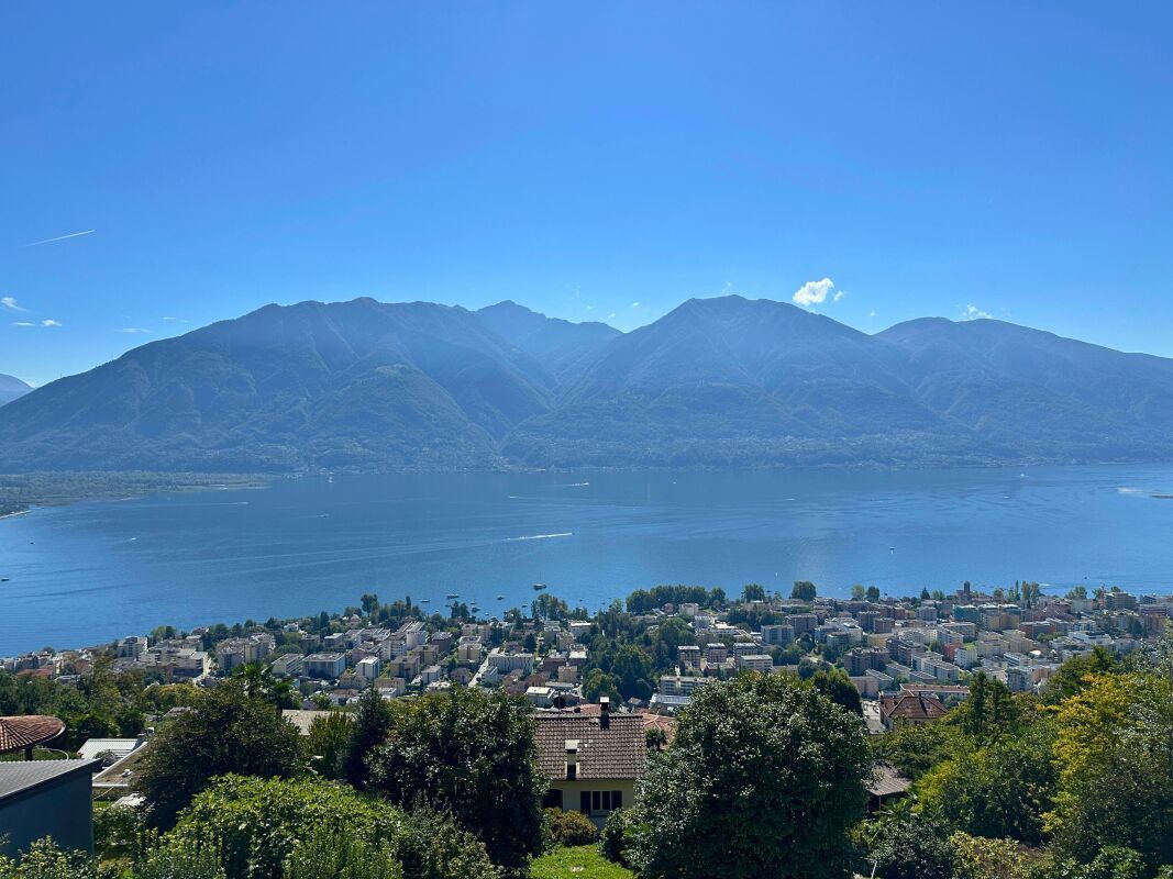 Moderno ed esclusivo attico di 4.5 locali con spettacolare vista lago, giardino e piscina privata -  Bild 7
