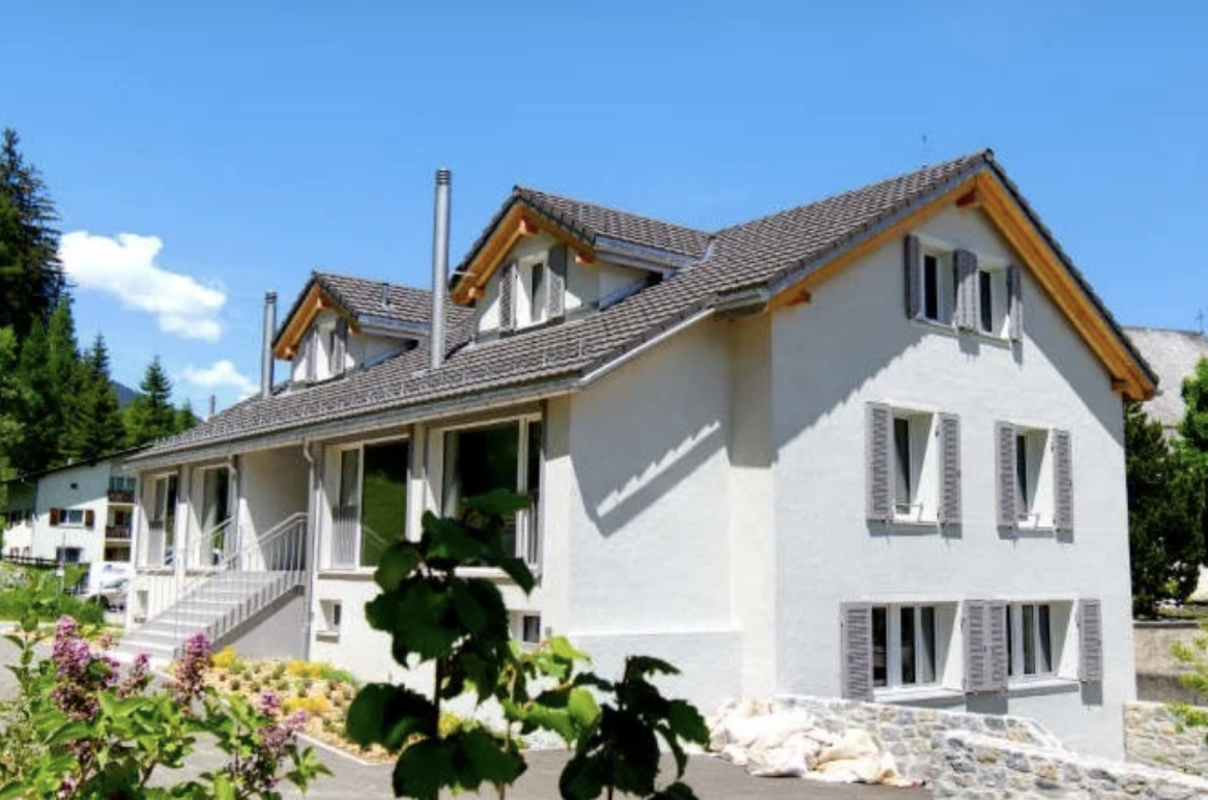 Exklusives Zweihaus-Anwesen mit vier Garagenplätzen und historischem Gewölbekeller in Churwalden -  Bild 1