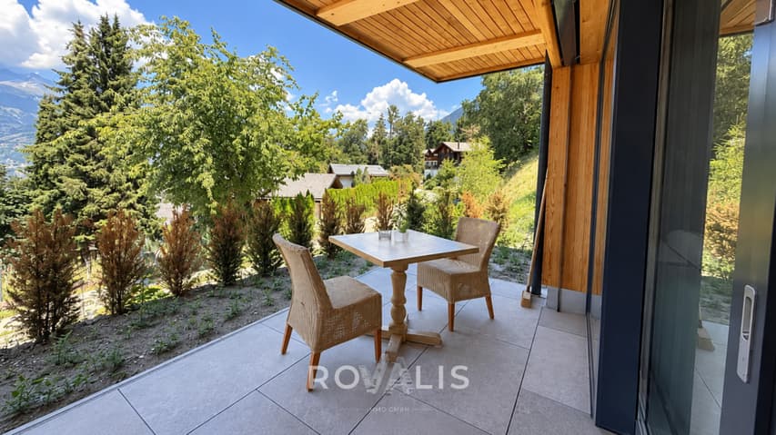 Möblierte 2.5-Zimmer-Wohnung mit Weitblick in Ried-Brig - Sitzbereich Terrasse
