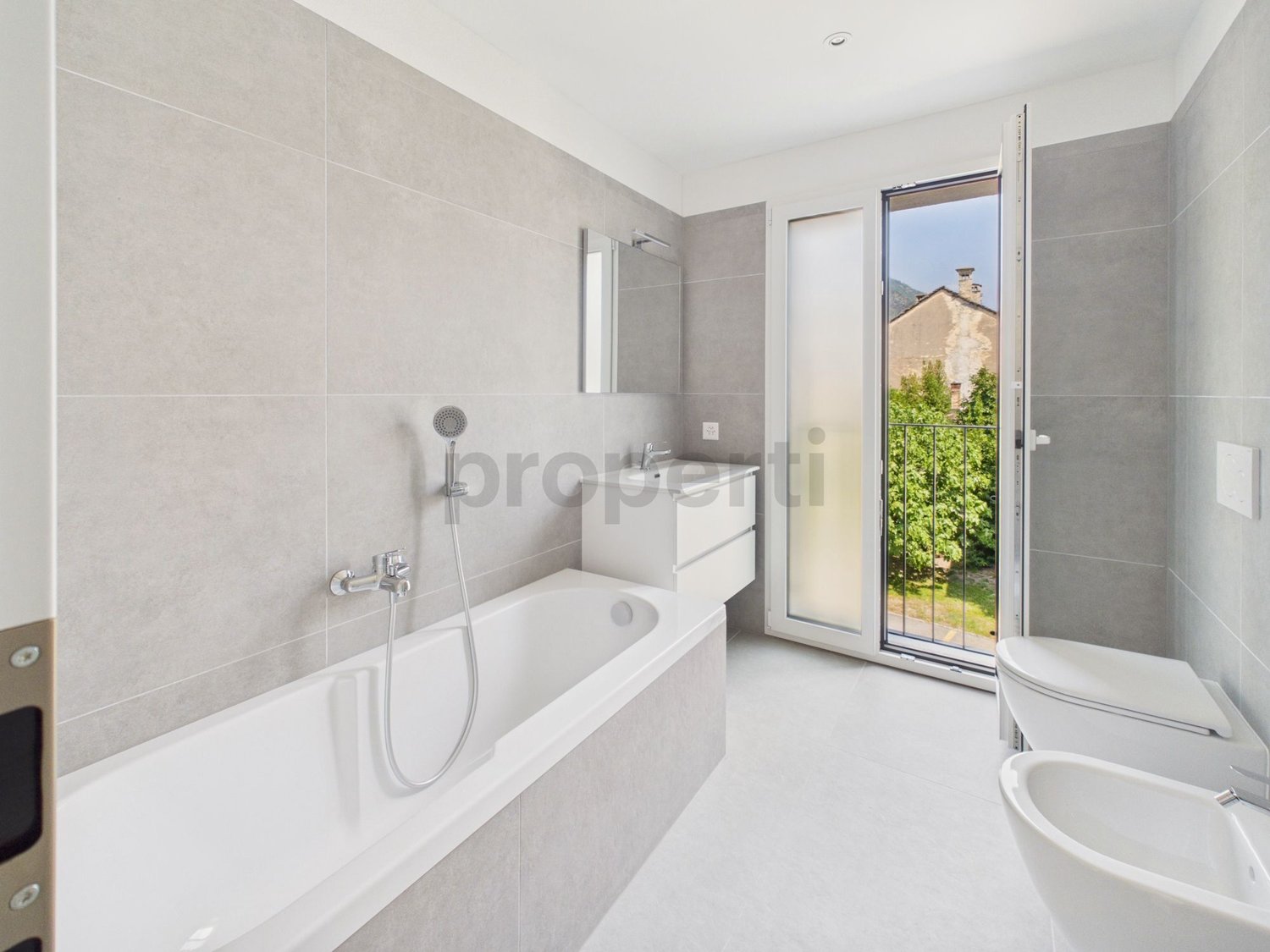 Moderno 3.5 locali appartamento con parcheggio interno, Biasca - Image 9