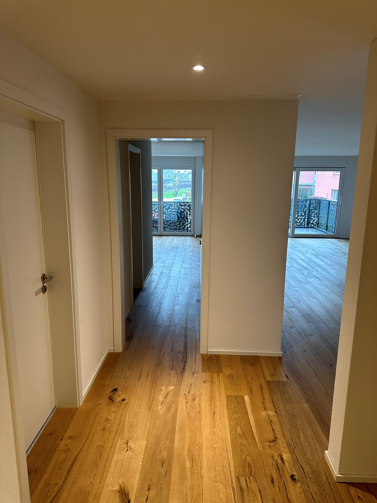 Exklusive, grosszügige und helle Wohnung in Weiach - Eingang.jpg