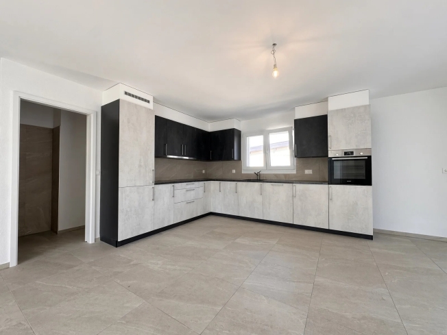 Saxon – Neuwertige 4,5-Zimmer-Wohnung mit großer überdachter Terrasse -  Bild 1
