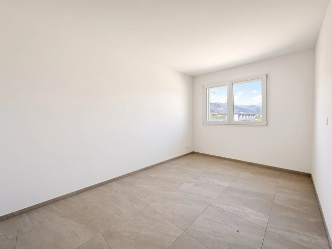 Saxon – Neuwertige 4,5-Zimmer-Wohnung mit großer überdachter Terrasse -  Bild 6