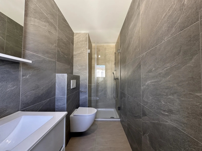 Saxon – Neuwertige 4,5-Zimmer-Wohnung mit großer überdachter Terrasse -  Bild 8