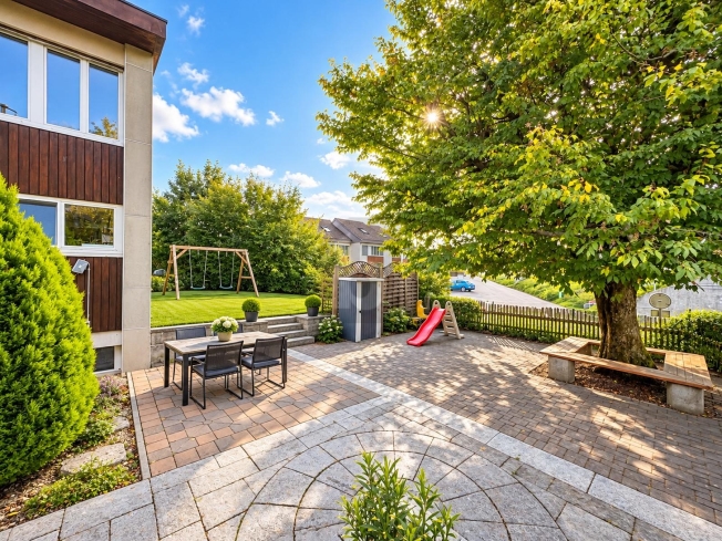 KERNSANIERT MIT ATEMBERAUBENDEM GARTENBEREICH -  Bild 1