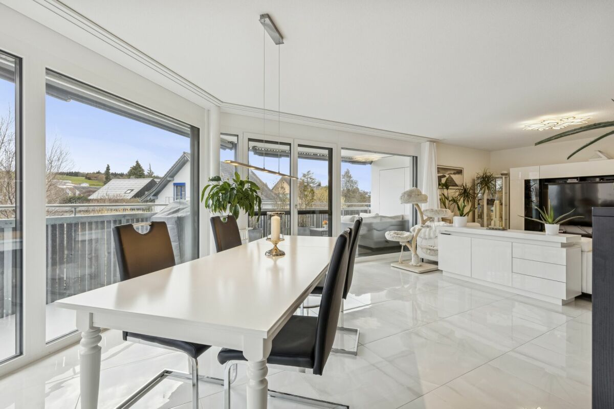 Moderne 5.5-Zimmer-Etagenwohnung mit Stil und Komfort - Ess- und Wohnbereich