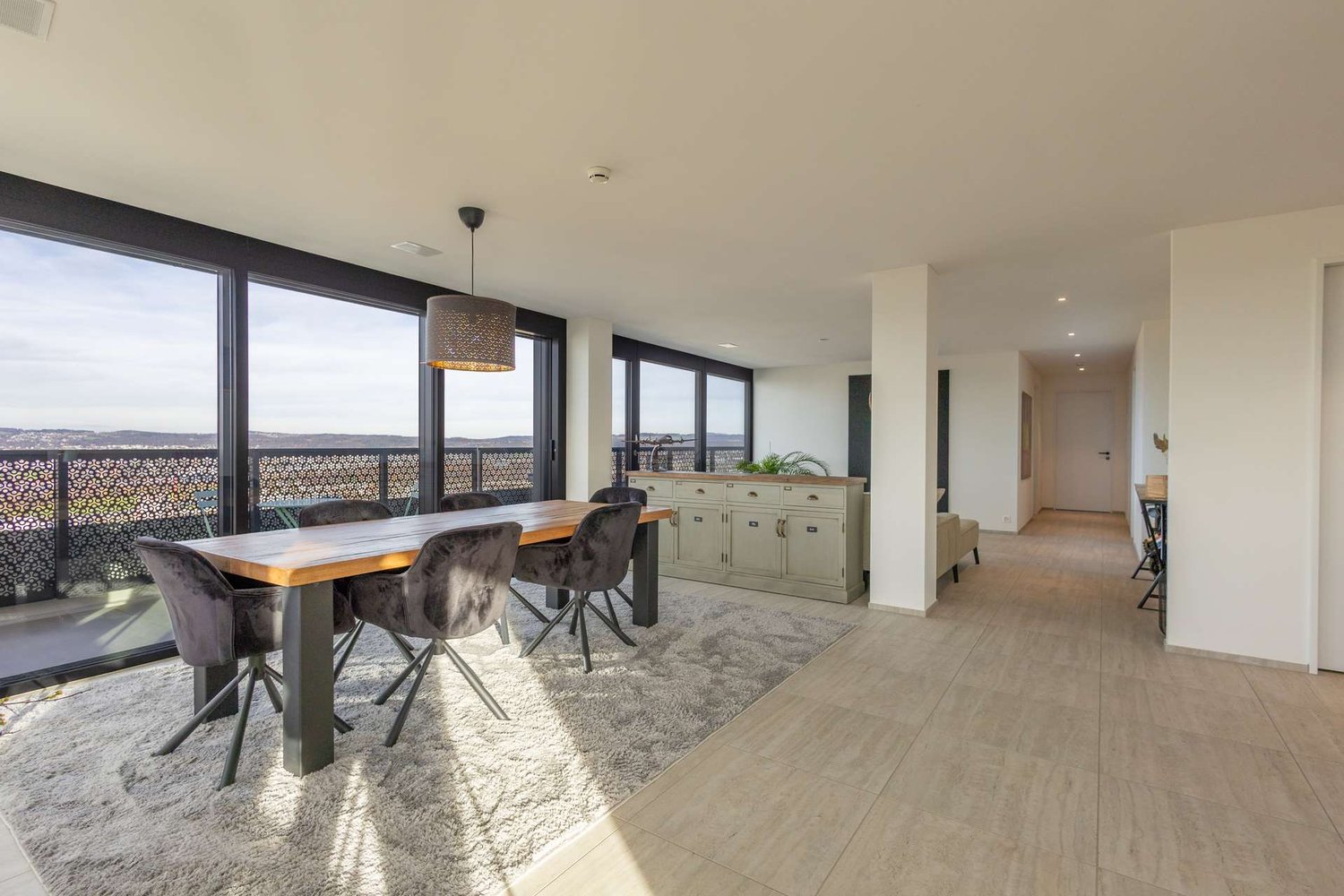 RESERVIERT: Wohnen auf 104 Meter in der vierthöchsten Wohnung der Schweiz, 5.5 Zimmerwohnung Dübendorf - Essbreich mit Blick zum Wohnbereich
