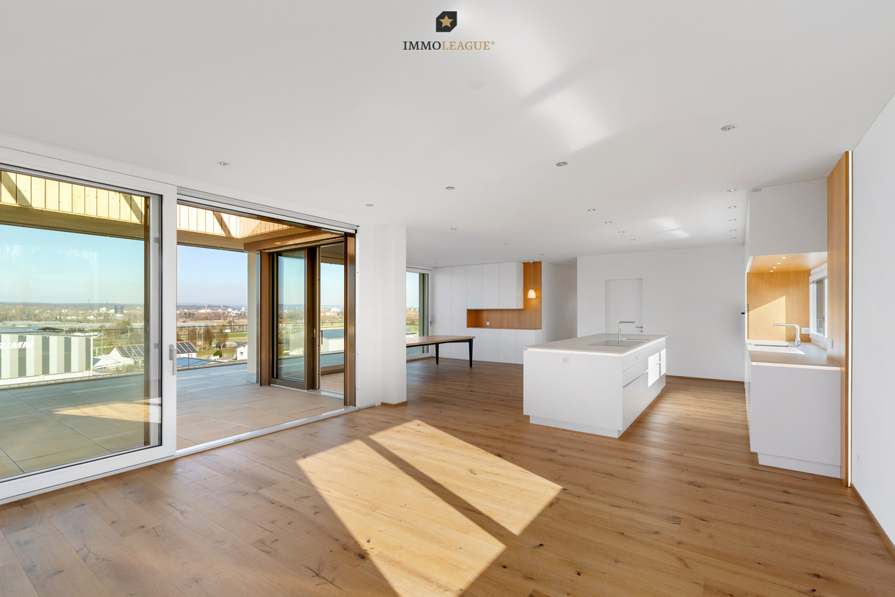 Attikawohnung der Superlative mit Seesicht in grenznaher Lage. - Edle Oberflächen, offene Räume und  eine exklusive Küche vereinen Stil und Komfort.