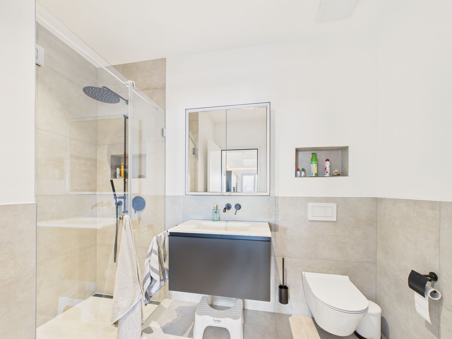 Exklusive 5.5-Zimmer-Neubau-Wohnung mit Kamin, Sauna und Seeblick in Bottighofen - Image 8