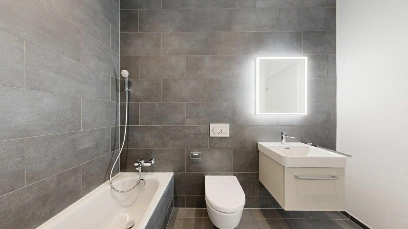 Exklusive 5.5-Zimmer-Gartenwohnung an bester Lage - Bad zu Zimmer 2