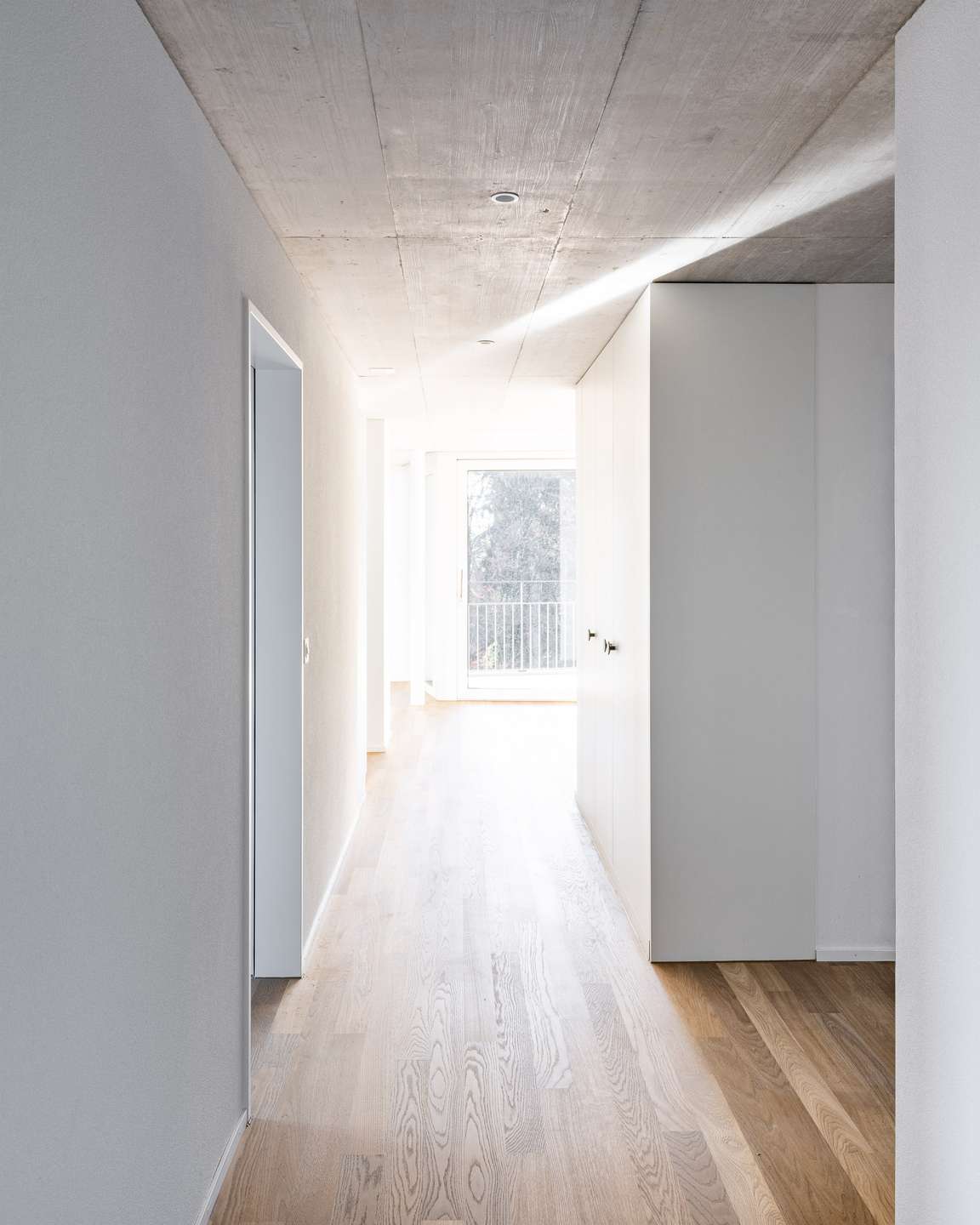 Moderne 3.5-Zimmer-Neubauwohnung in der Überbauung 7 Lerchen in Kloten - Gang