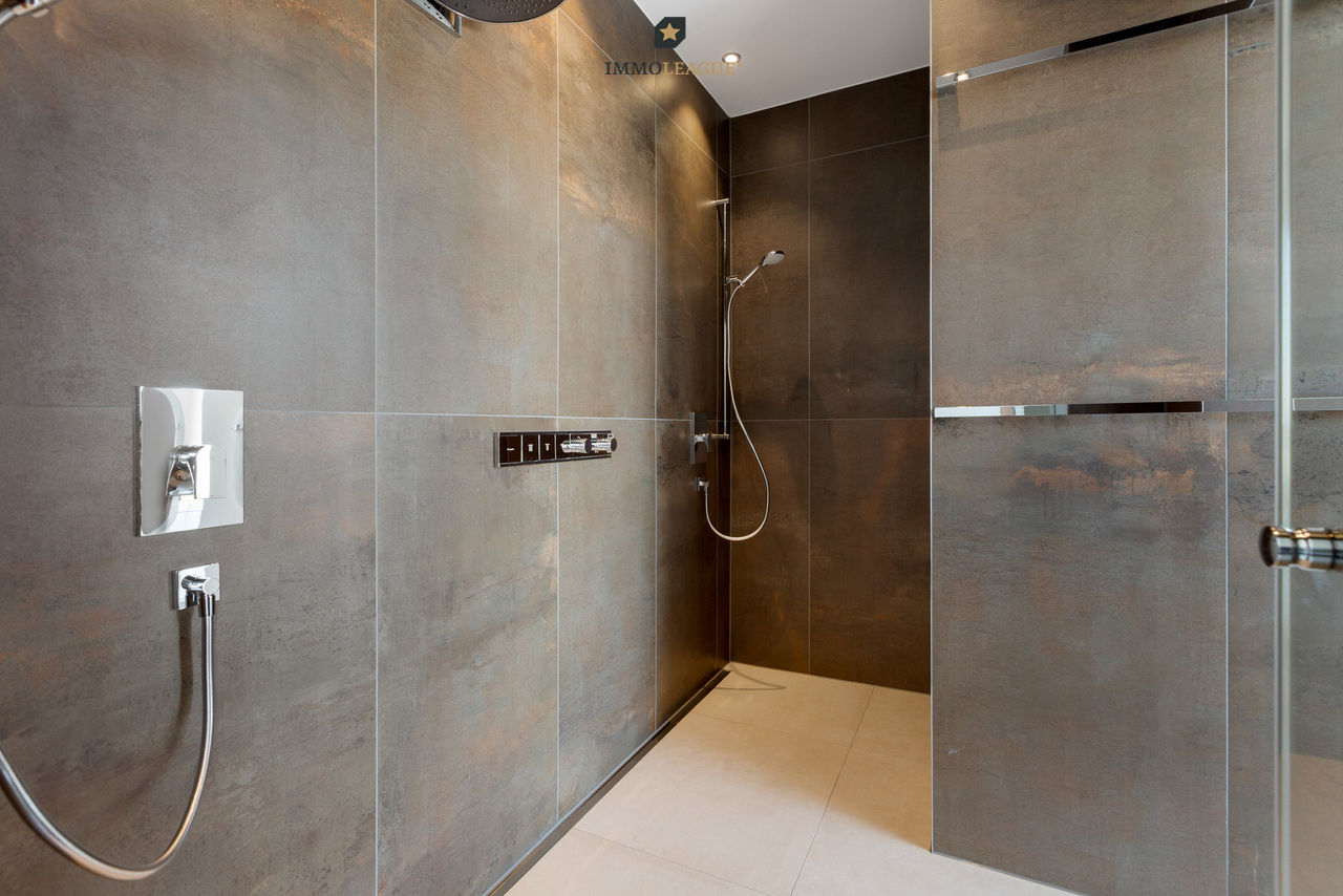 Attikawohnung der Superlative mit Seesicht in grenznaher Lage. - Die luxuriöse Ausstattung und das reduzierte Design unterstreichen den hohen Standard dieser Attikawohnung auch in den Bädern.