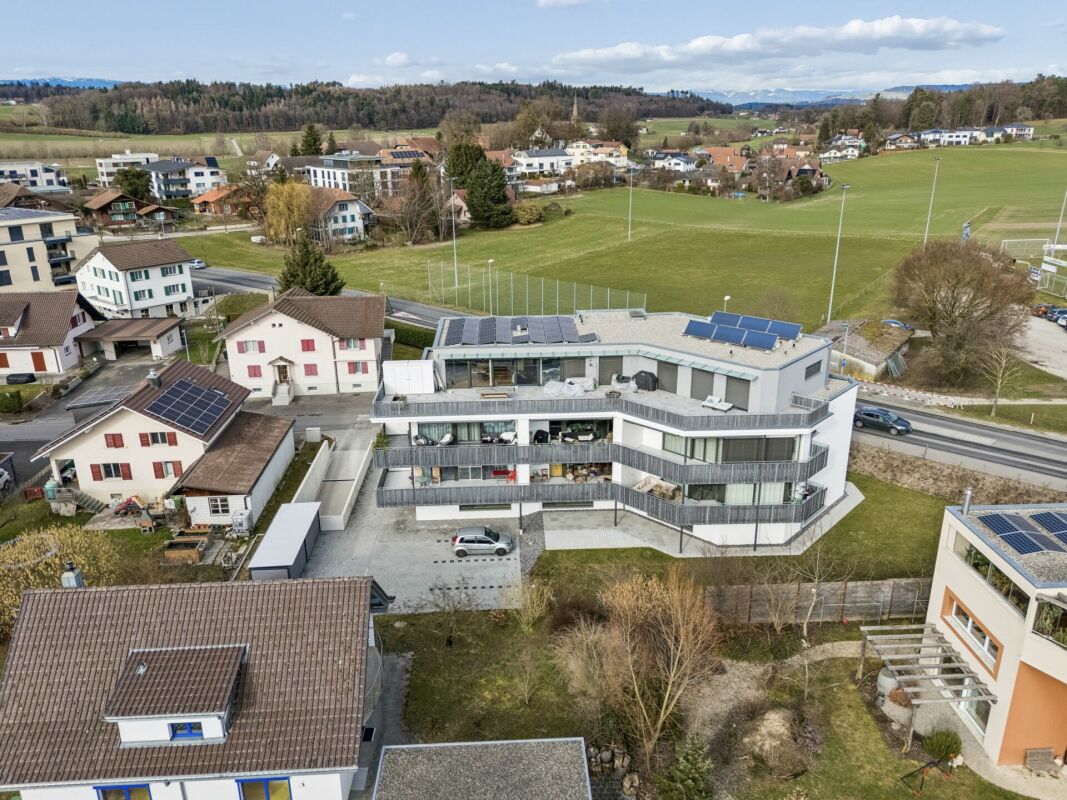 Moderne 5.5-Zimmer-Etagenwohnung mit Stil und Komfort - Drohnenaufnahme