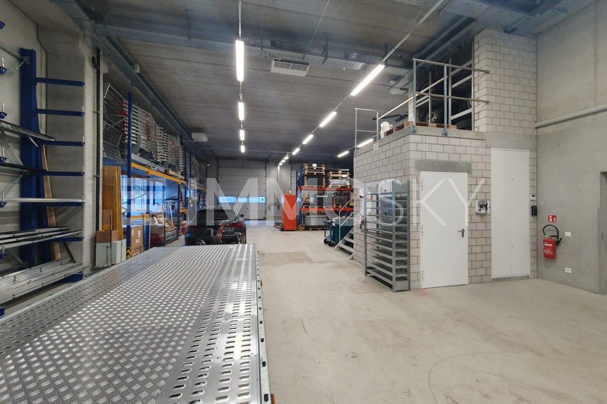 Moderno Capannone Industriale - Lumino - Immobili Industriali Moderni con Uffici, Laboratori e Magazzino