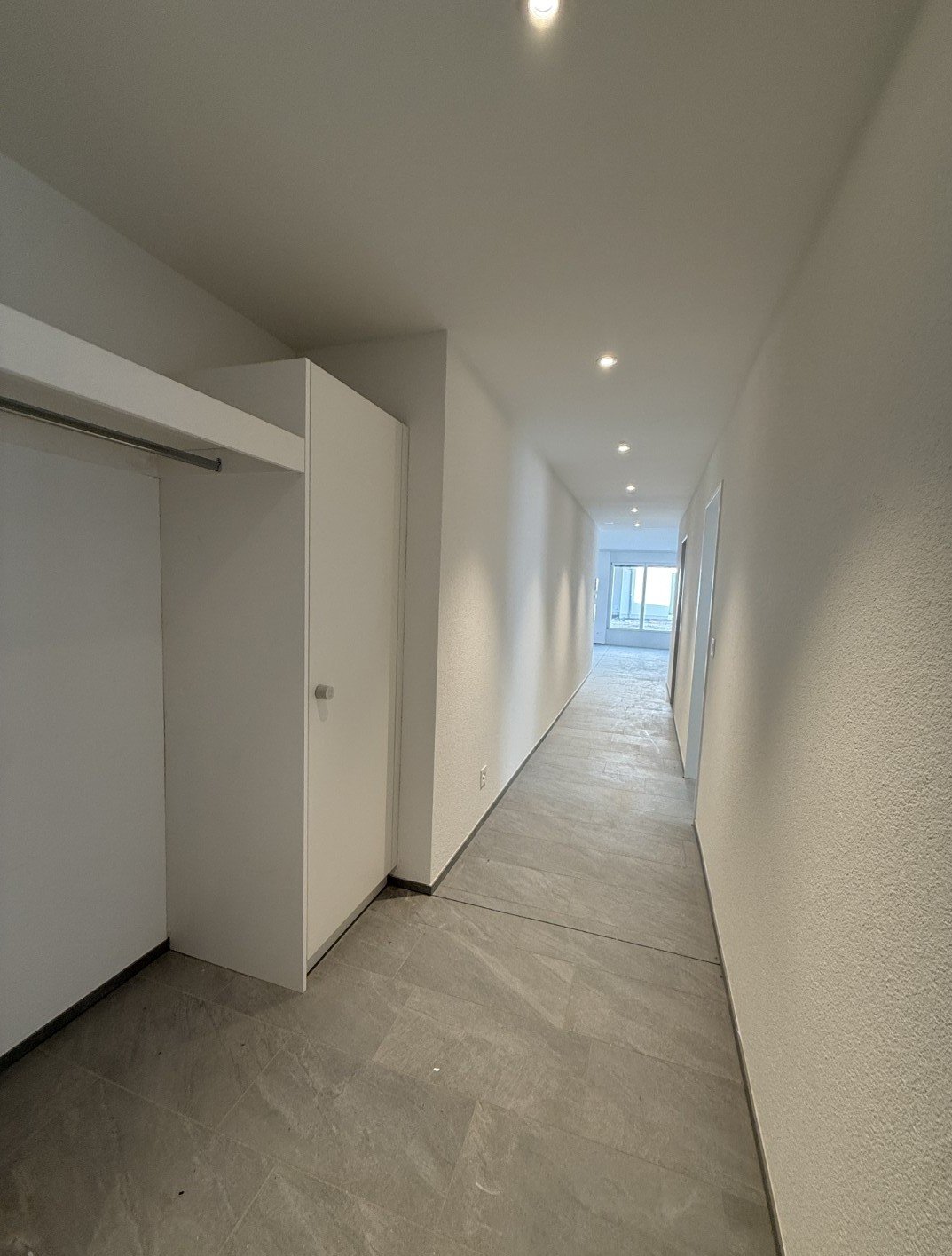 3.5 Zimmer-Gartenwohnung in Erstbezug - Eingang Korridor