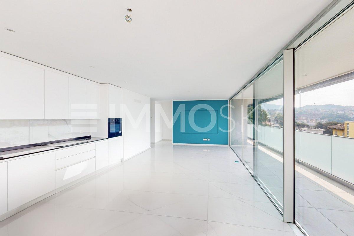 Attico con vista luminoso e confortevole in palazzina nuova - Zona living con cucina aperta