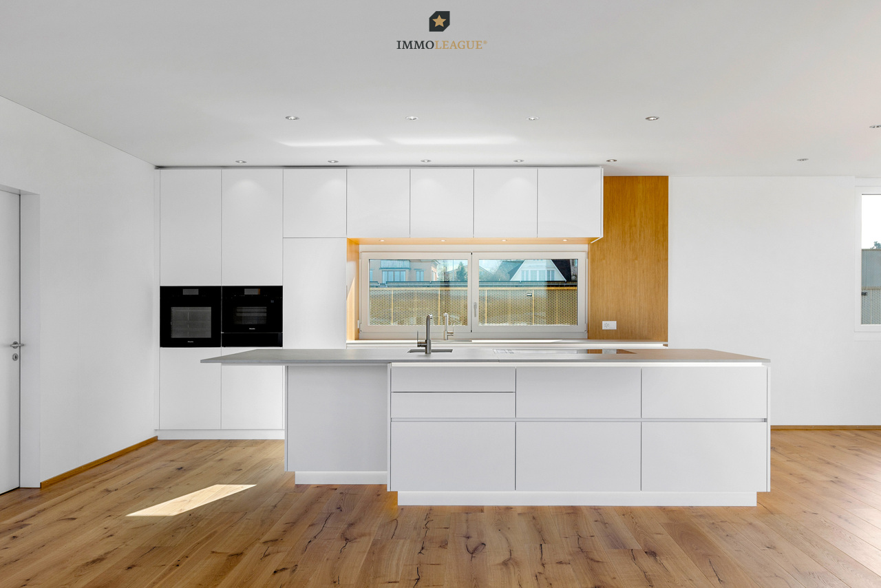 Attikawohnung der Superlative mit Seesicht in grenznaher Lage. - Minimal im Design, maximal im Erlebnis: Diese Küche vereint Technik und Qualität - Kochen wird zum Genuss.