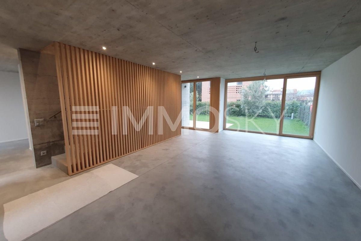 Elegante villetta di nuova costruzione con giardino - Ampio soggiorno luminoso con grandi aperture