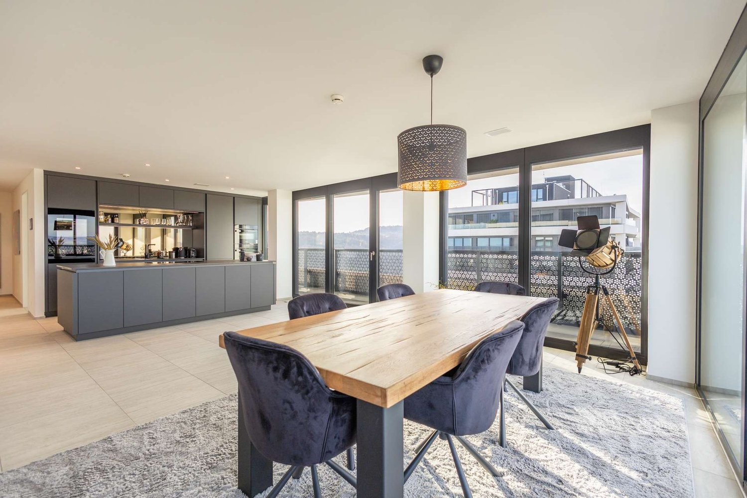 RESERVIERT: Wohnen auf 104 Meter in der vierthöchsten Wohnung der Schweiz, 5.5 Zimmerwohnung Dübendorf - Essbereich mit Blick zu Küche