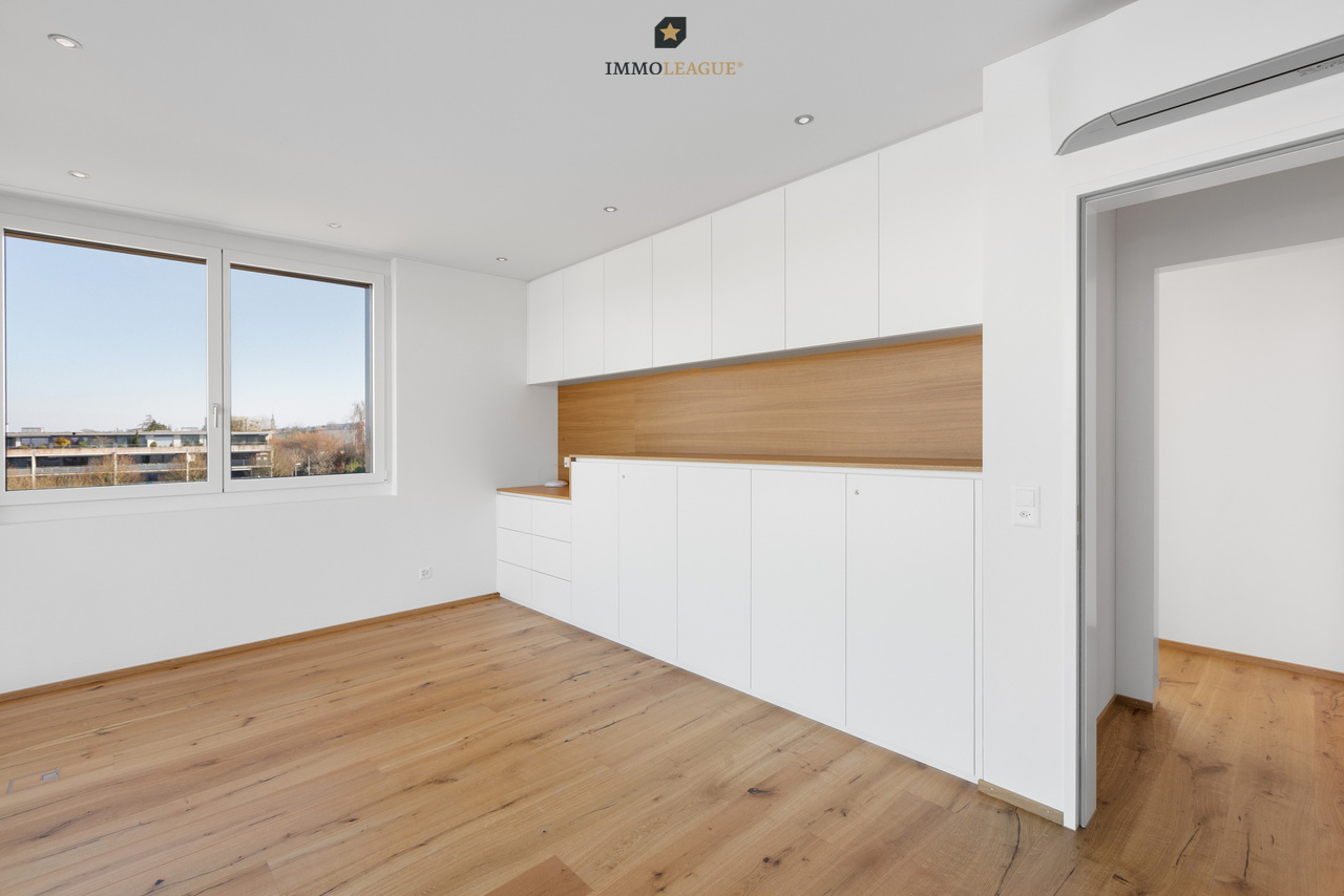 Attikawohnung der Superlative mit Seesicht in grenznaher Lage. - Die Einbaumöbel sind harmonisch integriert. Das Zusammenspiel von Terrassenzugängen und Klimaanlage sorgt ganzjährig für ideales Raumklima.