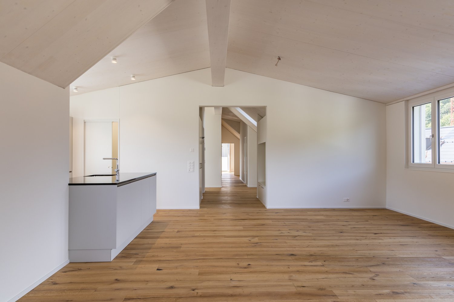 Moderne Dachwohnung: Ihr Rückzugsort in ländlicher Umgebung - Wohn- und Essbereich