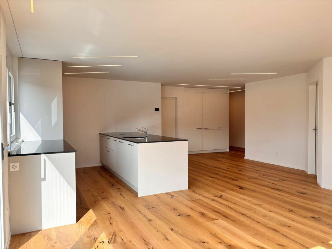 Moderne 3.5-Zimmer-Neubauwohnung mit stilvoller LED-Ambientebeleuchtung und sonnigem Balkon - Bild 2