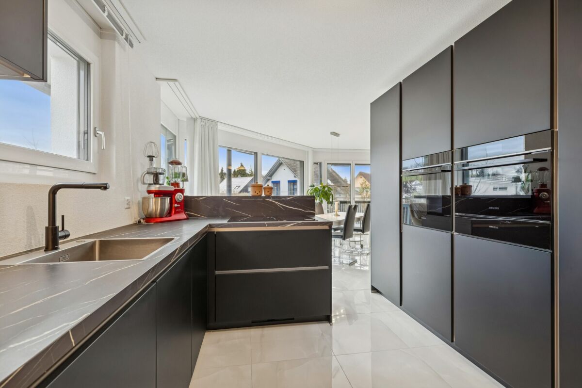 Moderne 5.5-Zimmer-Etagenwohnung mit Stil und Komfort - Küche