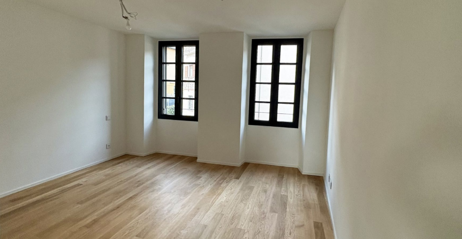 Moderno Appartamento di 3.5 Locali al 1° Piano con Vista Lago a Pura - Comfort in Posizione Tranquilla - Image 5