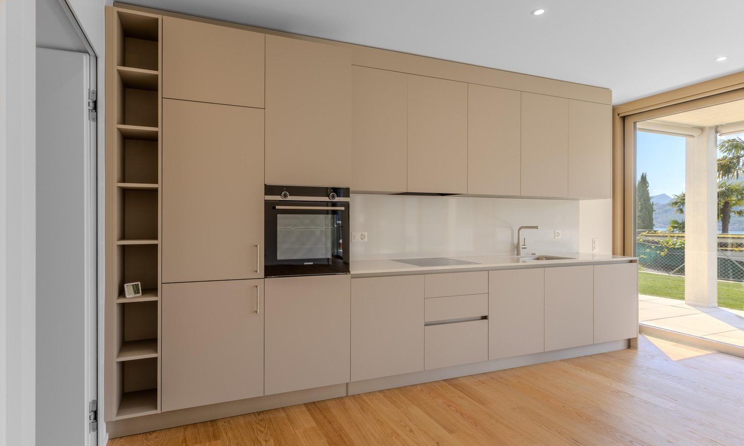 STUPENDO E MODERNO 2.5 CON GIARDINO E VISTA LAGO A BISSONE - Bild 2