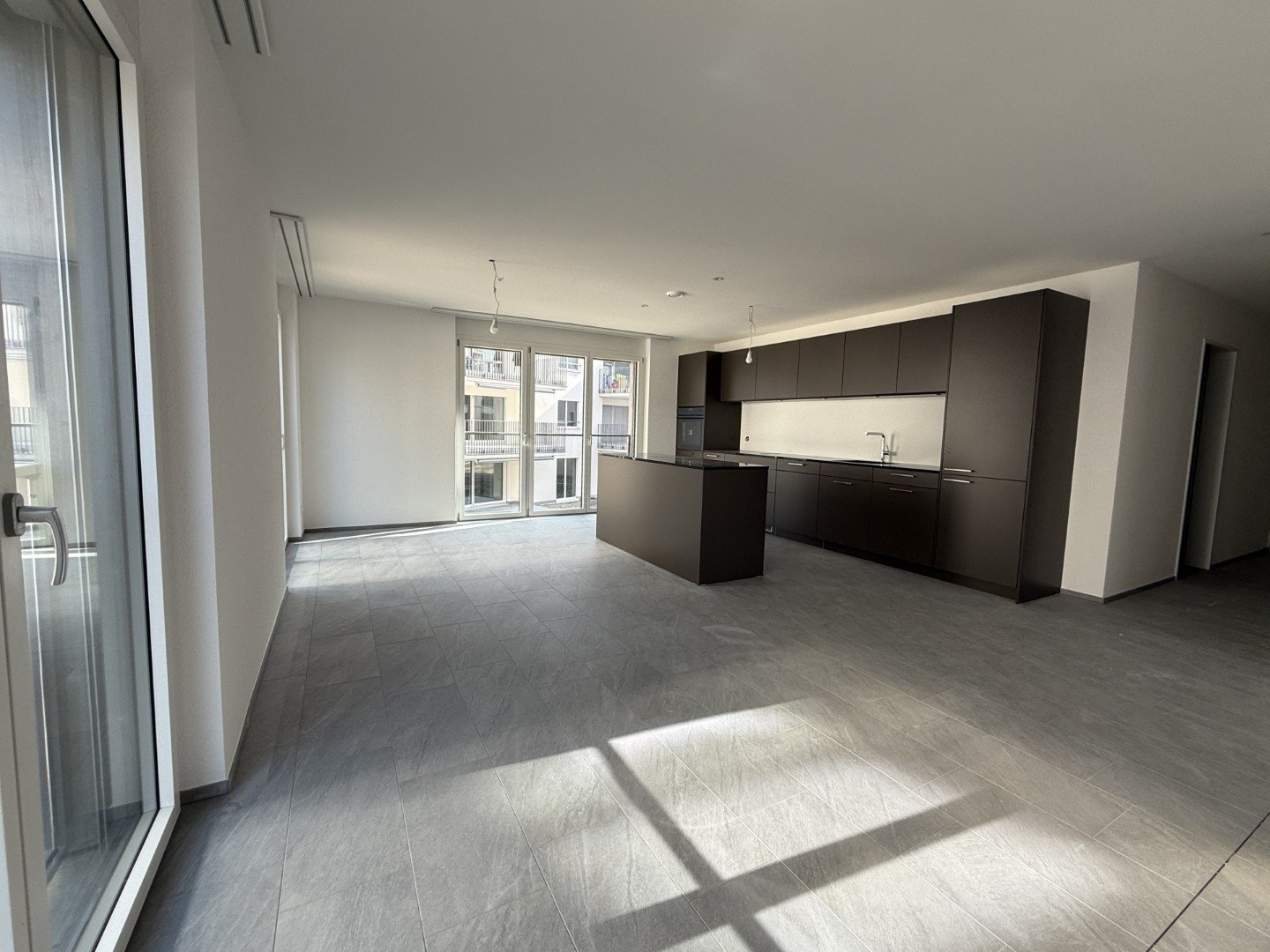 grosszügige 3.5 Zimmer-Neubau-Wohnung - Küche Essbereich