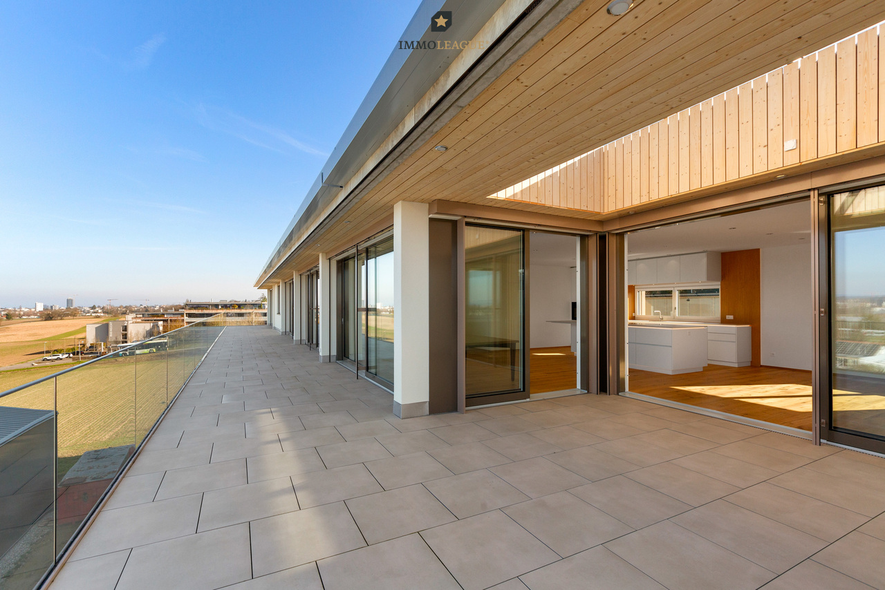 Attikawohnung der Superlative mit Seesicht in grenznaher Lage. - Attikawohnung der Superlative.