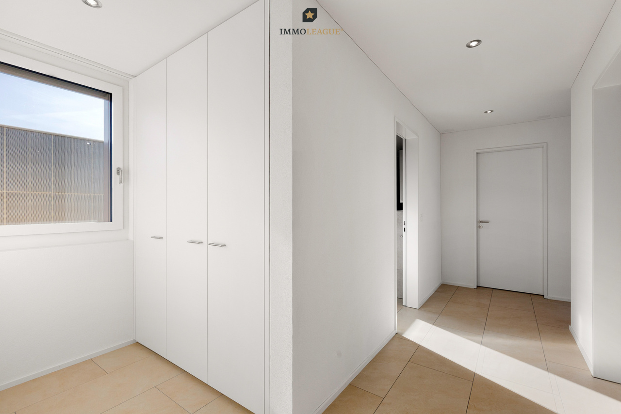 Ihr Zuhause in Tägerwilen. Neubau an zentraler Lage. - Einladender, lichtdurchfluteter Flur mit praktischer Garderobe.