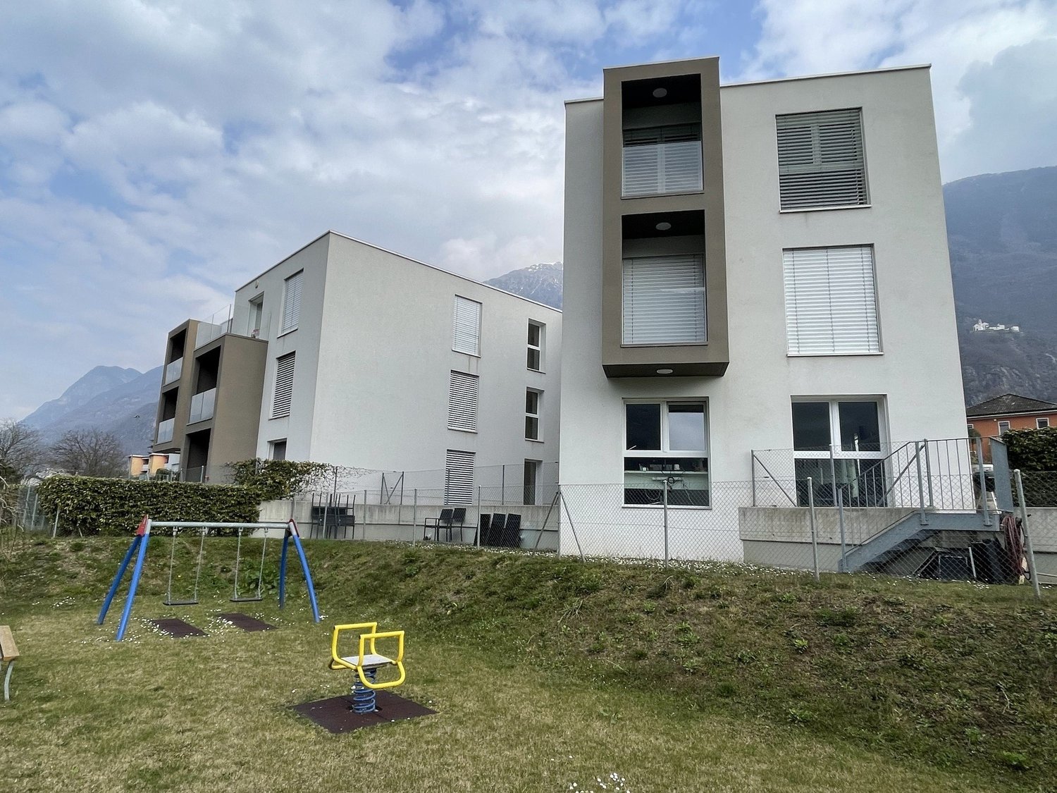 MODERNO ED AMPIO APPARTAMENTO 2.5 CON DUE POSTEGGI INTERNI - Bild 2