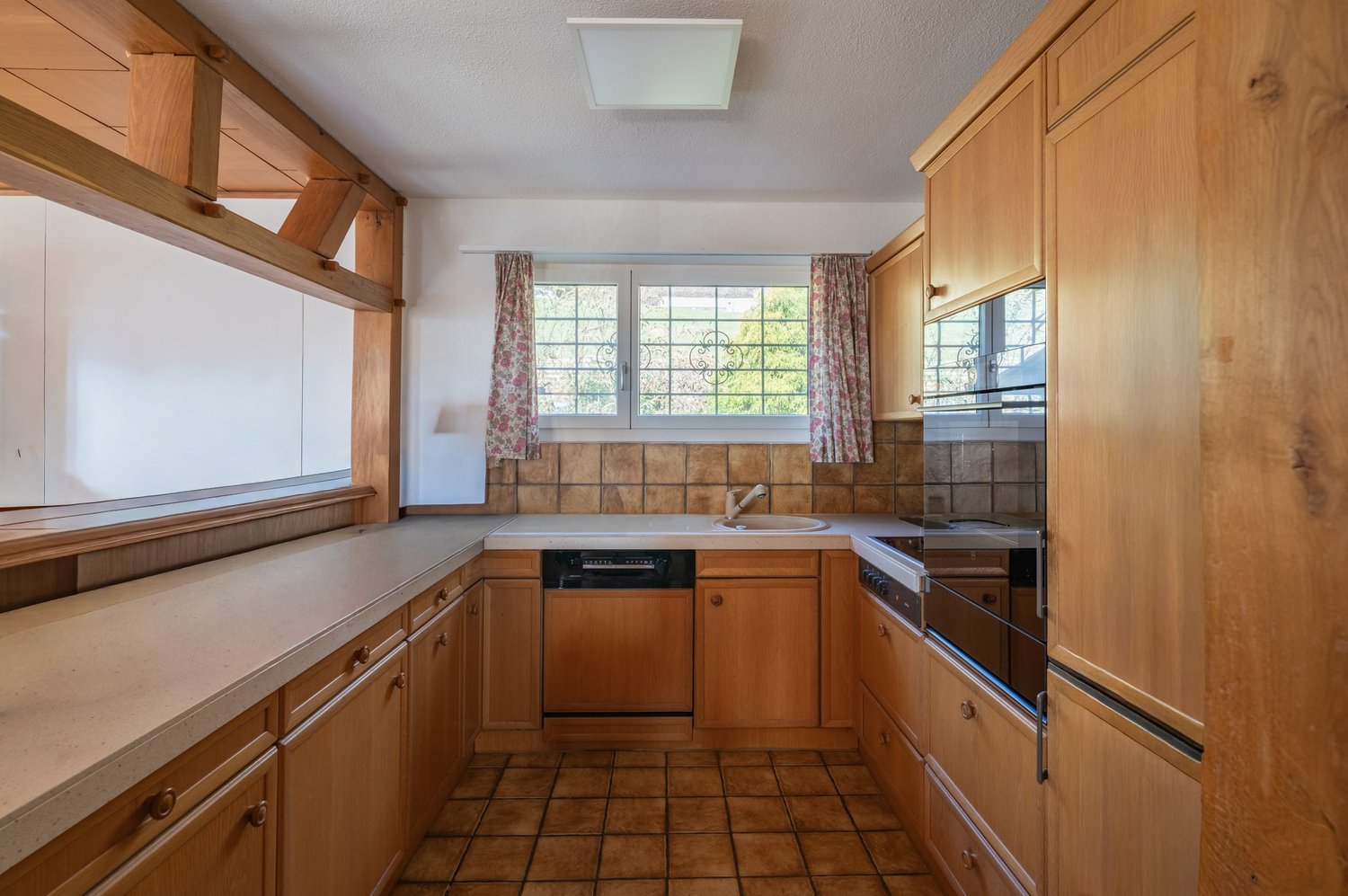 Feriengefühl auf über 700 m ü. M.: sonniges Grundstück mit Entwickl... - Küche EFH Bäretswil