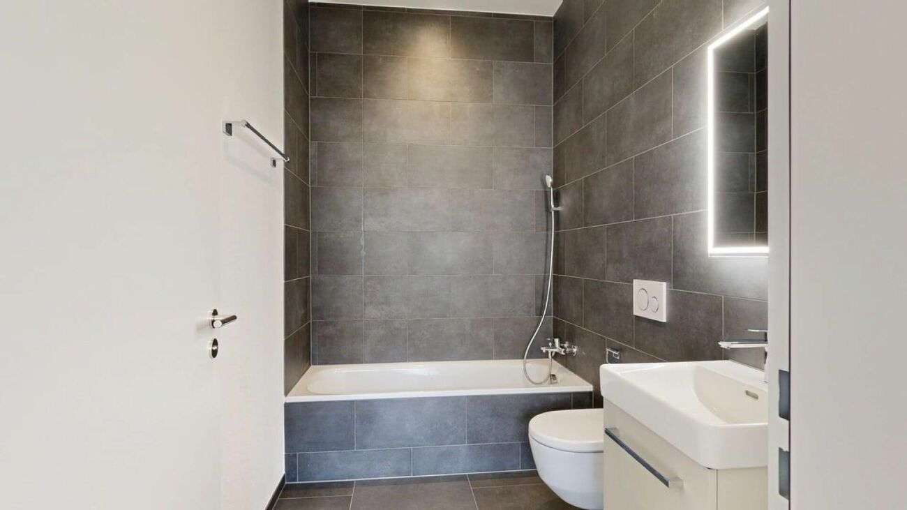 Exklusive 5.5-Zimmer-Gartenwohnung an bester Lage - Bad zu Zimmer 2