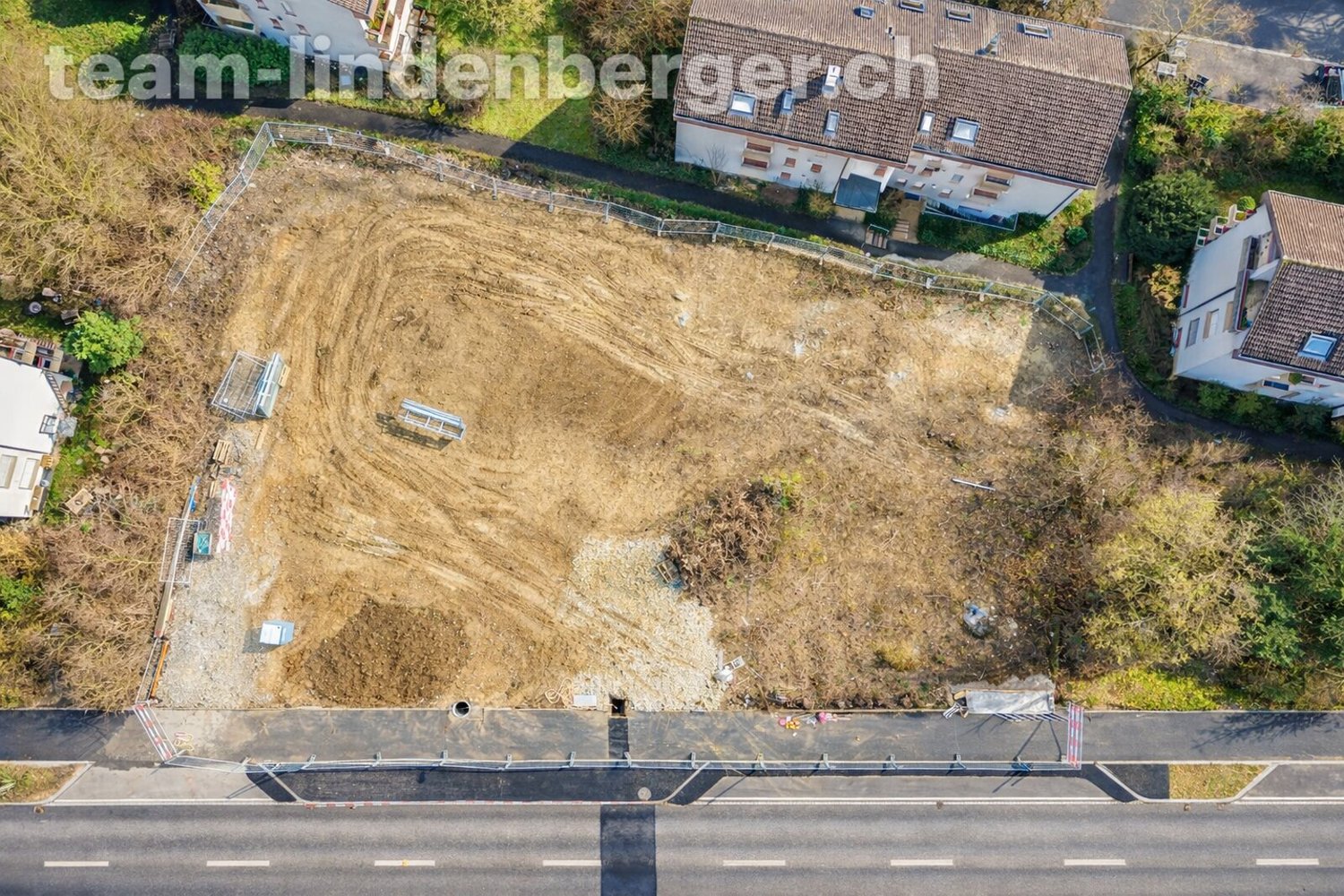 1 Zi.-Souterrainwohnung (W1) - nur noch wenige verfügbar! - Luftaufnahme Ansicht Parzelle Stand Februar 2026