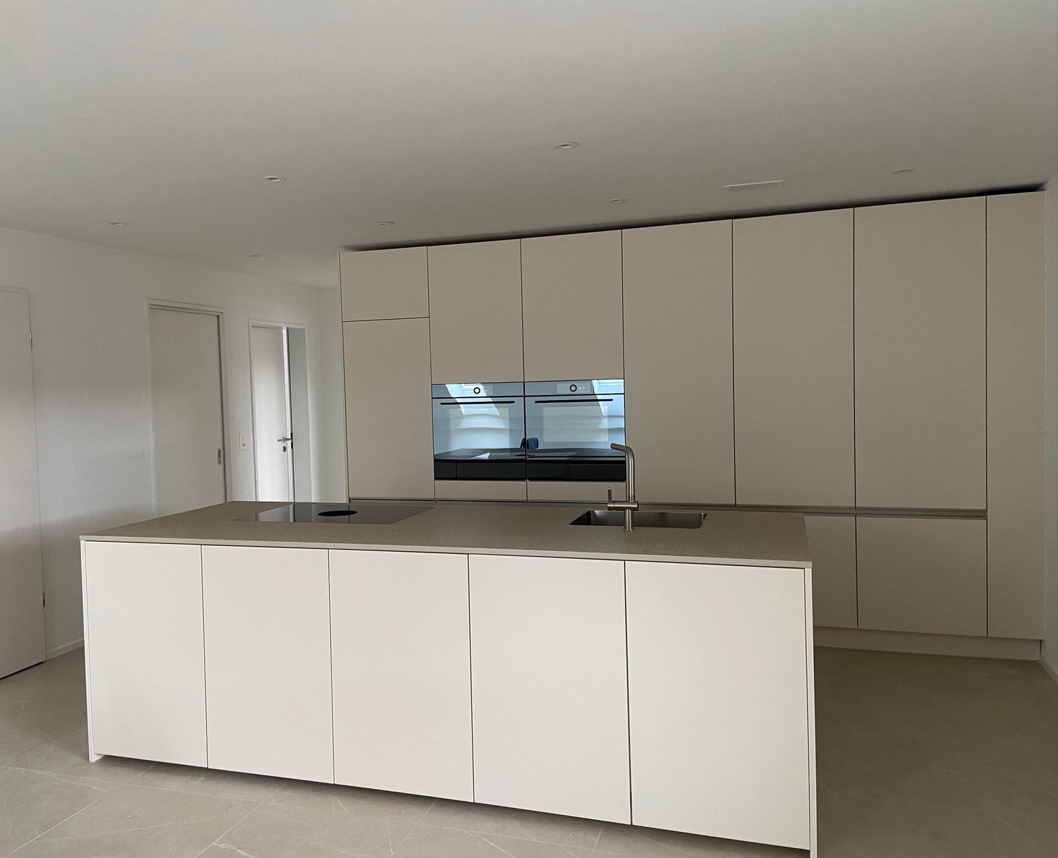 Tag der offenen Tür der charmanten 4.5-Zimmerwohnung mit leichten Dachschrägen - Küche