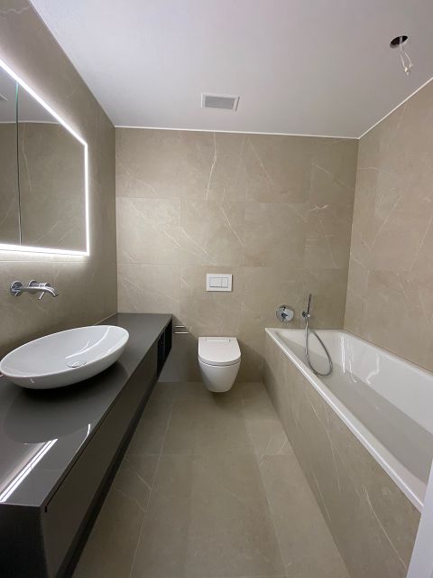 Tag der offenen Tür der grosszügigen 4.5-Zimmer-Erdgeschosswohnung mit Sitzplatz und Garten - Badezimmer en Suite