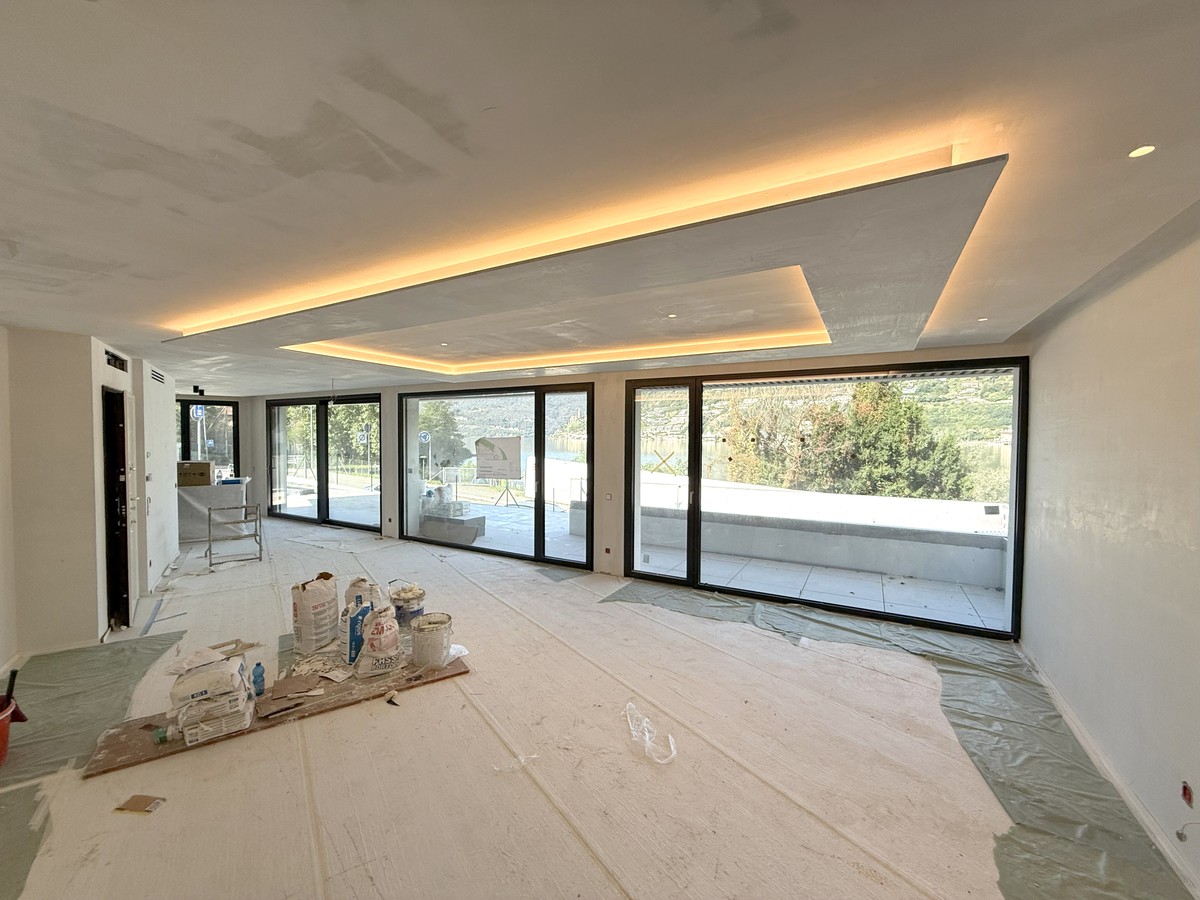 Prestigiosa villa 4,5 vista lago con rooftop e posto barca privato - Bild 2