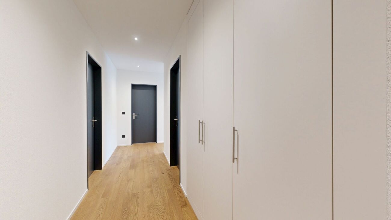 4.5 Gartenwohnung mit Blick auf die Aare - Korridor mit viel Stauraum