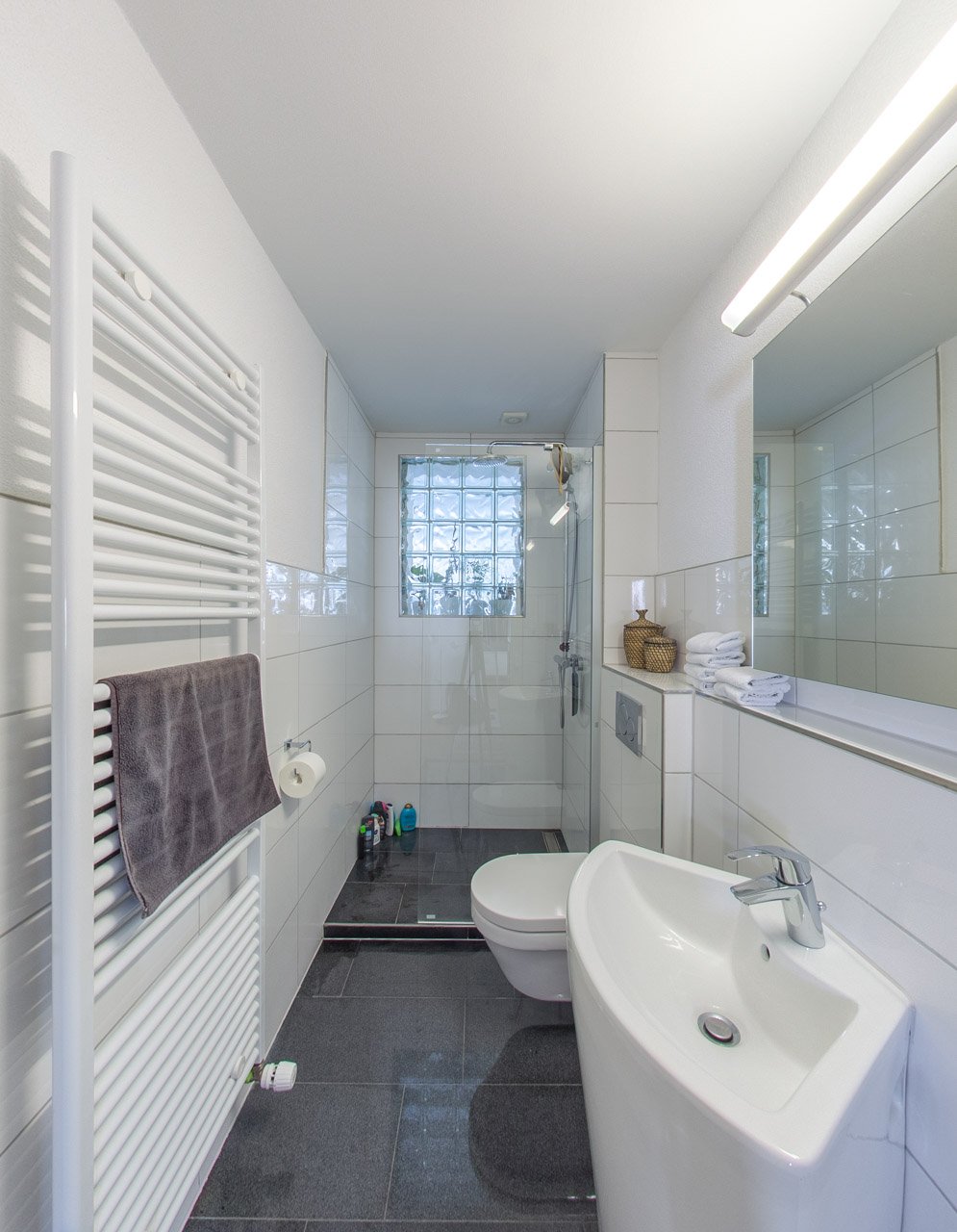 Altbau trifft Neubau: 4.5-Zimmer-Wohnung in Kreuzlingen mit Balkon und Parkplatz - Gästebadezimmer