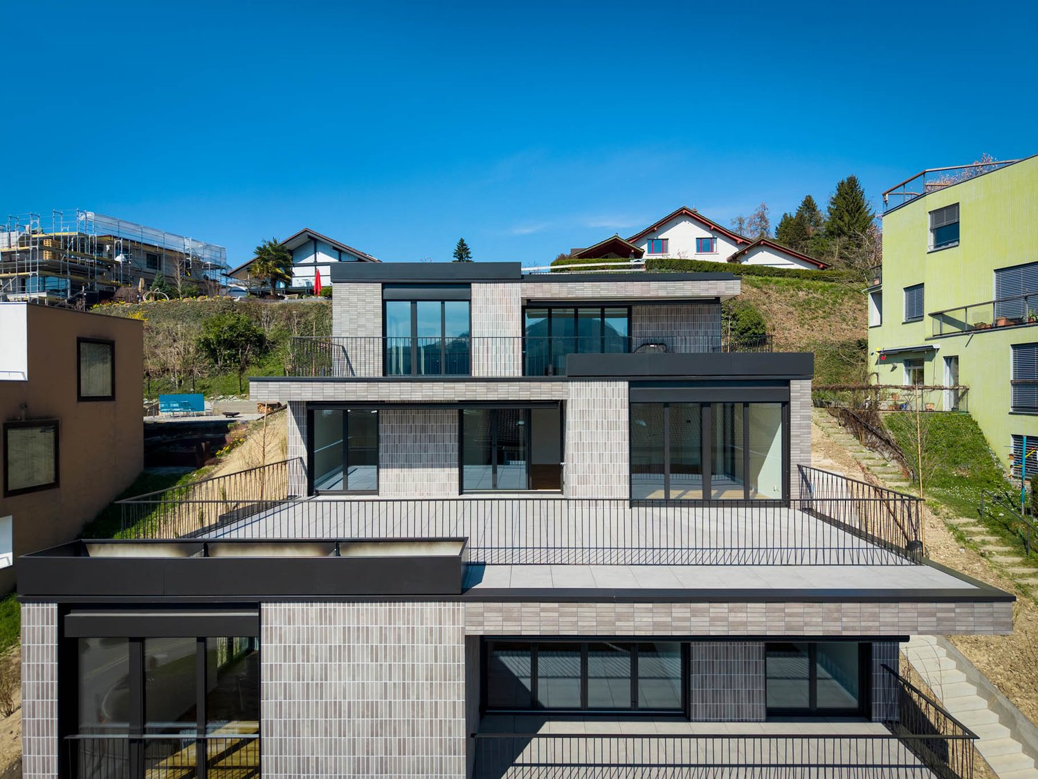 Exklusive und hochwertige 4.5-Zimmer-Terrassenwohnung - Ihr Traumdomizil mit Teilseesicht in Uerikon - Bild 2