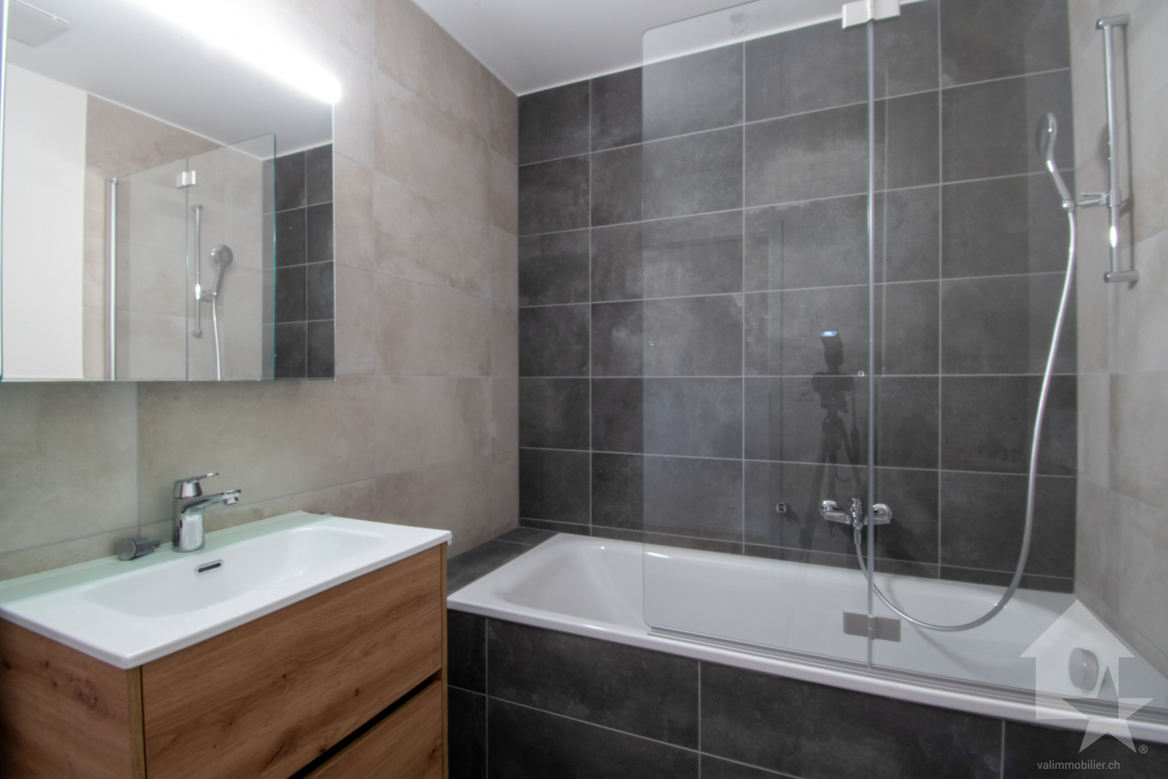 Val-d'Illiez, 4.5 pièces neuf dans l'immeuble la Rocaille - Sdb