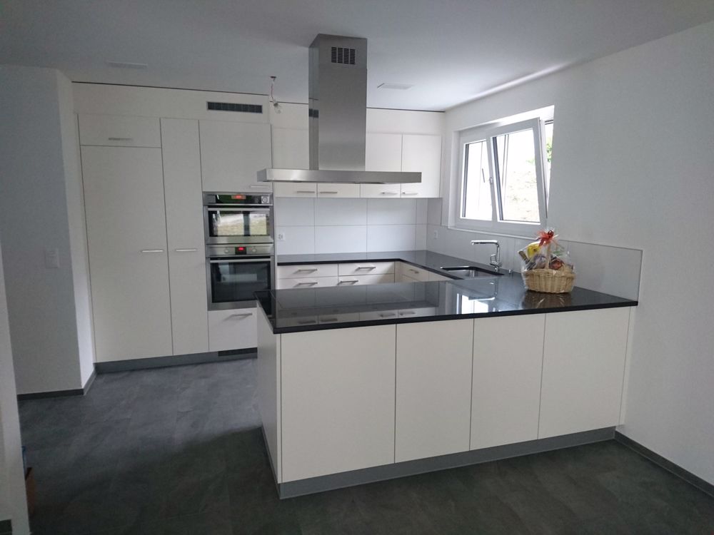 4.5 ZIMMER WOHNUNG INKL. 2 AUTOEINSTELLPLÄTZE UND GROSSEM BALKON - Beispielbild
