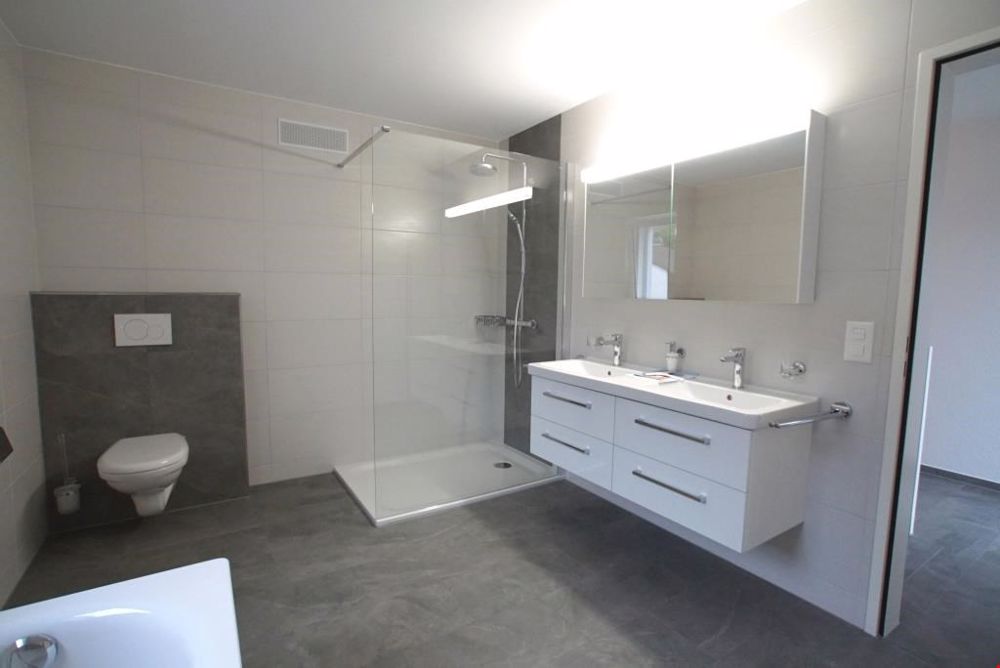 4.5 ZIMMER WOHNUNG INKL. 2 AUTOEINSTELLPLÄTZE UND GROSSEM BALKON - Beispielbild