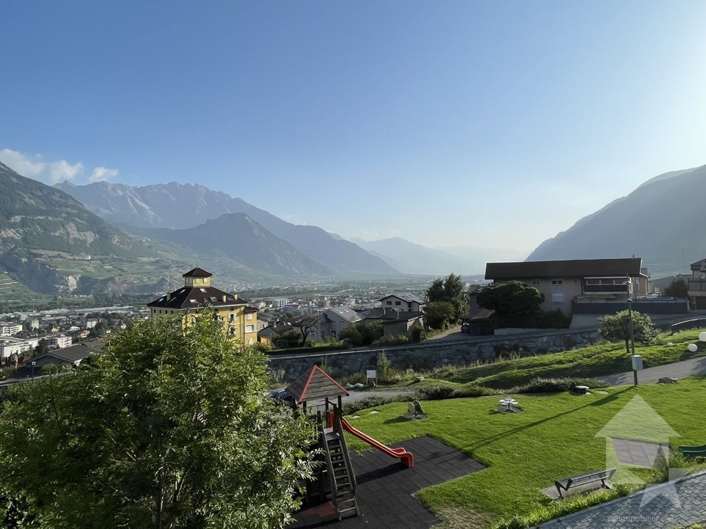 Appartement 4,5 pces de 133m2 avec jardin de 176m2 et 2 places de parc - Bild 1