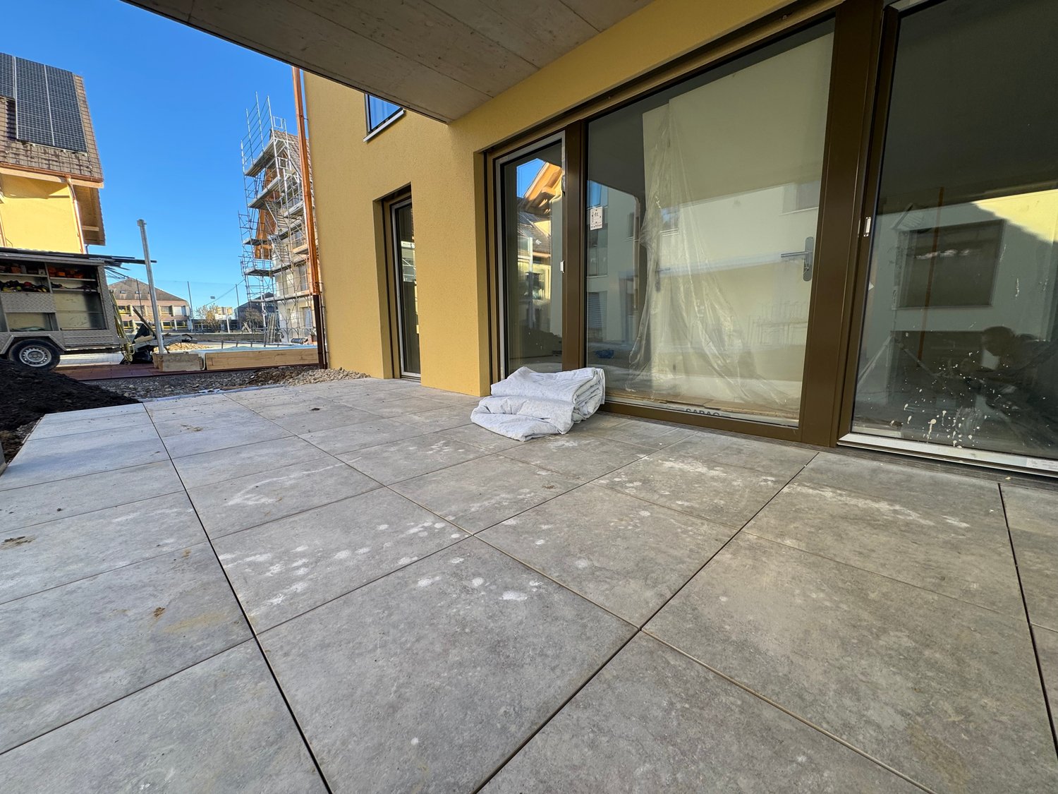 Moderne 2.5-Zimmer-Neubau-Wohnung in Thierachern - Bild 2