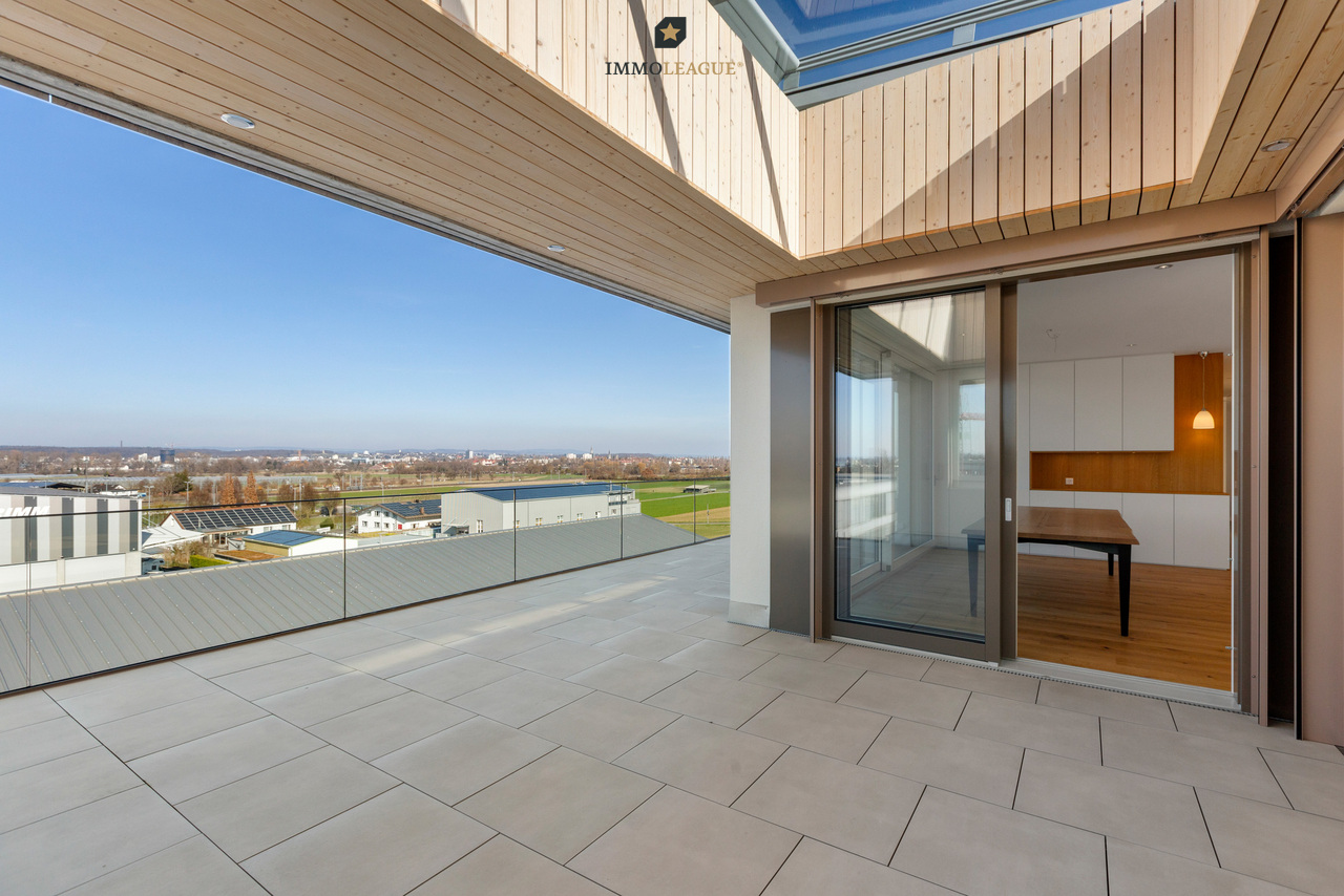 Attikawohnung der Superlative mit Seesicht in grenznaher Lage. - Teilüberdachte Terrasse mit Blick bis zum Untersee. Dank Oberlicht sitzen Sie je nach Wunsch in der Sonne oder im Trockenen.